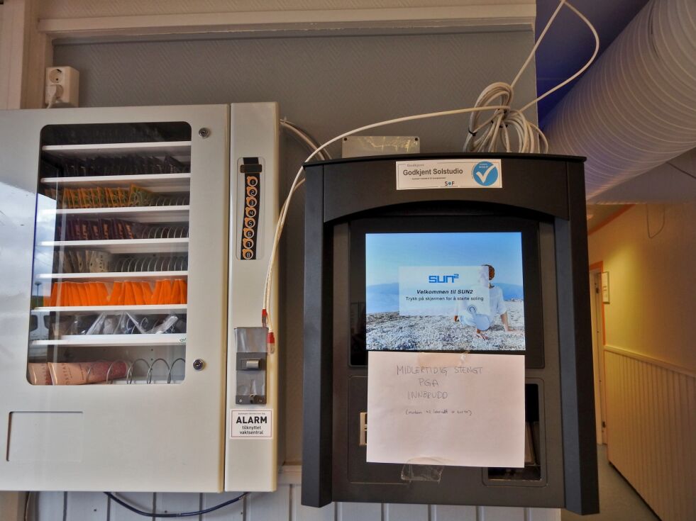 Steffan Johansen forteller til Ságat at den eller de som har vært innom solstudioet har, etter det han tror, visst hva de var ute etter. Et av overvåkningskameraene er koblet ut, og et internettmodem og en radio er borte.
 Foto: Kristin Marie Ericsson
