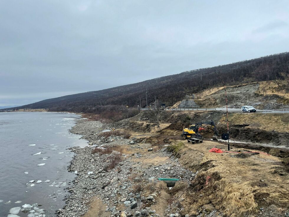 Statens vegvesen har informert kommunen om at de utsetter arbeidene i forbindelse med riving og fjerning av brufestene på østsiden av Tanaelva.
 Foto: Birgitte Wisur Olsen