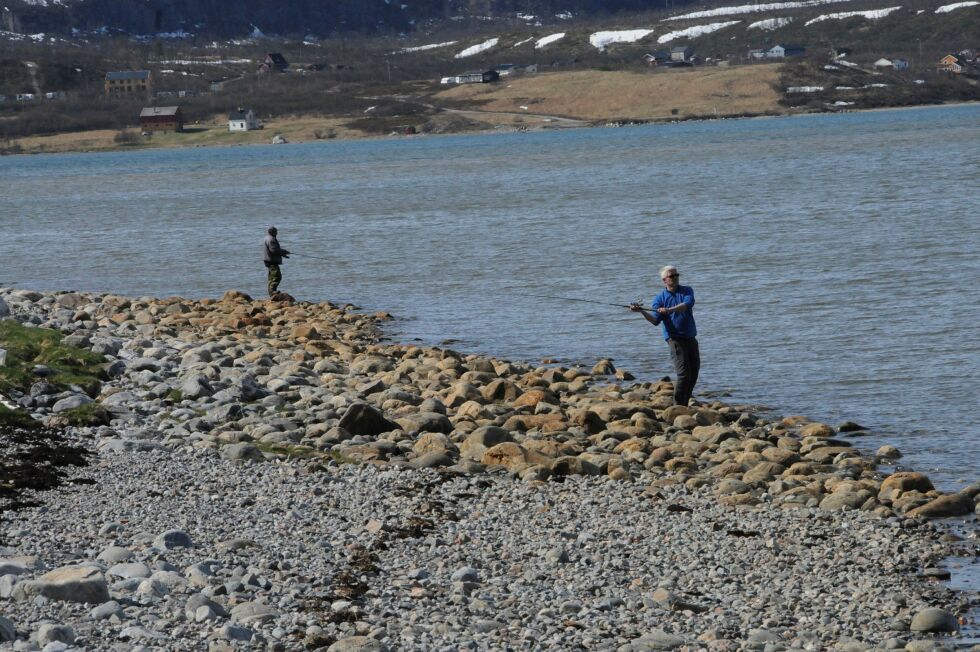 Fin­væ­ret 2. pin­se­dag trakk noen sjø­ør­ret­fis­ke­re til Sør-Varangers fjor­der, som her ved Bug­øy­fjor­den. Foto: Hall­geir Hen­rik­sen