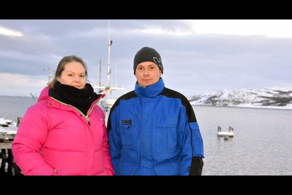 Fiskerne Linda Andersen og Marius Johansen sier til Ságat at en betongflytebrygge/molo i Indre Billefjord vil lette fiskernes arbeidsforhold.
 Foto: Kristin M Ericsson