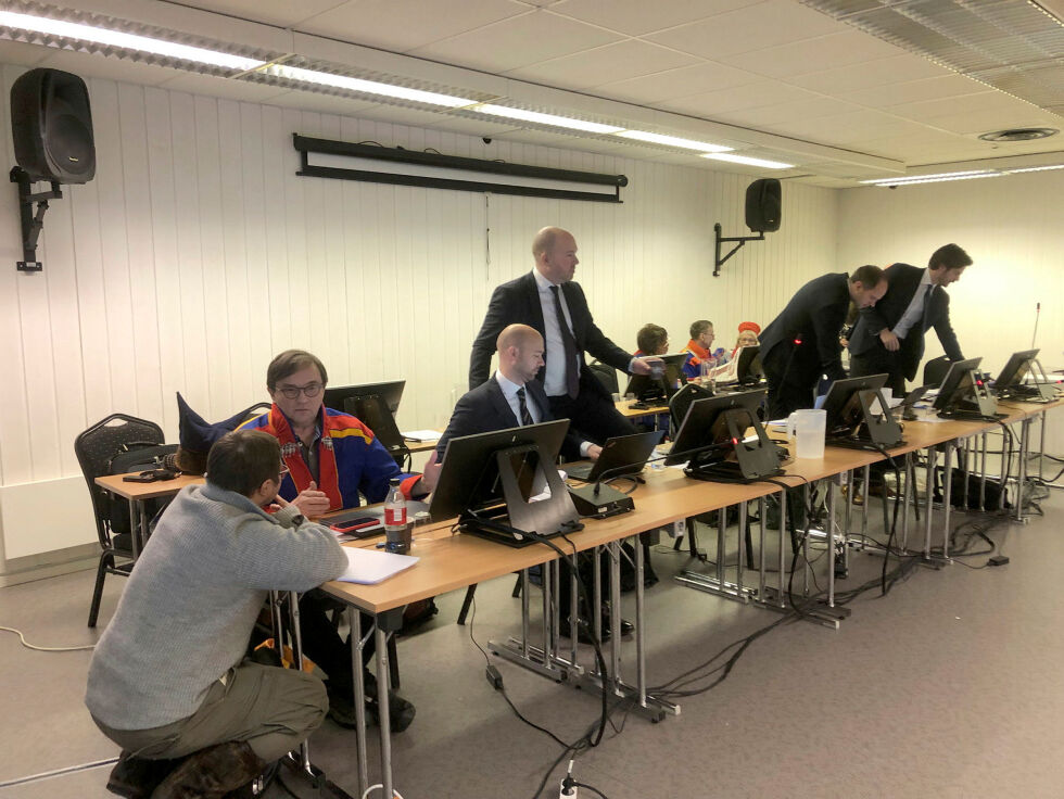 Thoralf Henriksen (i kofte til venstre) som leder Guttorm-gruppen vil ikke at Karasjok sine innbyggere som ikke er etniske samer skal tas med som medeiere til utmarka.
 Foto: Stein Torger Svala