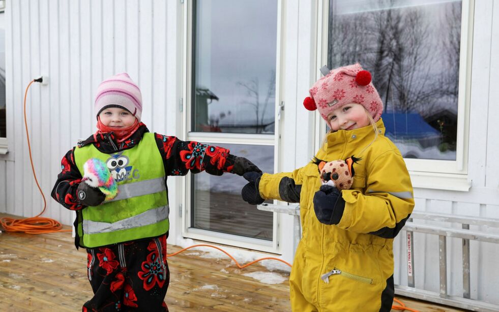 Vilje Pedersen (til høyre) og Sara Karikoski gjør som mamma og pappa har gitt beskjed om. FOTO: SILJE L. KVAMMEN