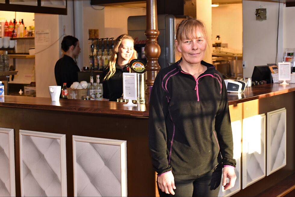 Monica Gundersen ved Porsanger vertshus.
 Foto: Bjørn Arne Johansen