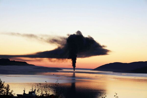 Brennende krabbebåt ble slept ut fra Kirkenes