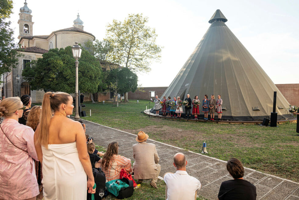 ÁRRAN 360° blir presentert i en spesialbygd gigantisk lavvo og utstyrt med en 360-graders skjerm designet for å vise frem disse spesielle verkene.
 Foto: Knut Aaserud