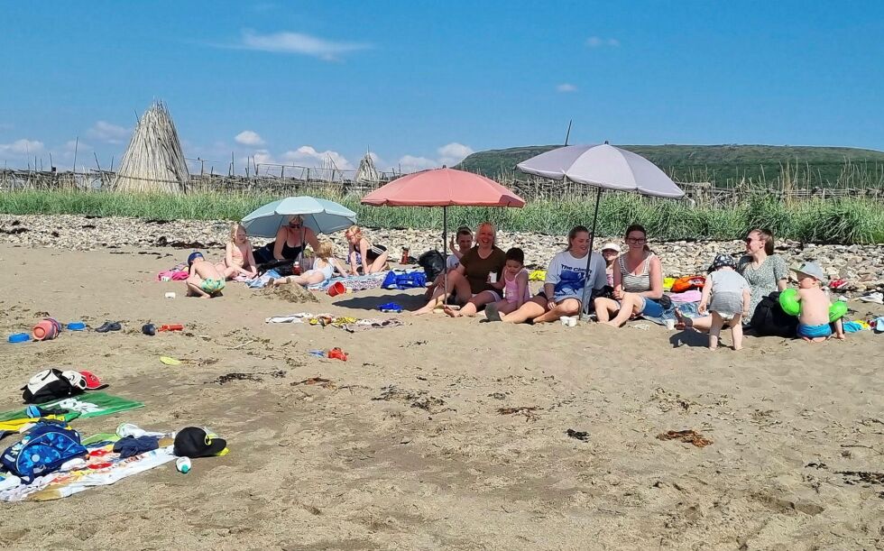 Det ventes yrende badeliv på stranda i Vestre Jakobselv lørdag – kanskje ikke med parasoller, men i alle fall med flere saunaer plassert ved stranda.
Arkivfoto
 Foto: Torbjørn Ittelin
