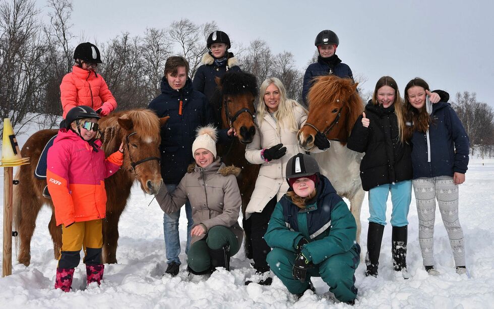 Påskeleir på Saarela gård. Fra venstre: Thuva Petersen, Sara Vibeke Isaksen, Svend Thore Ratama, Nelly Ollila Larsen, Sofie Samuelsen, Björk Valnes Atladóttir, Anna Petrine Pedersen, Vår Eriksen, Frida Bjørklund og Alva Pedersen Langedahl.
Hestene er Rauður, Beisla og Snilld.
 Foto: Irene Andersen