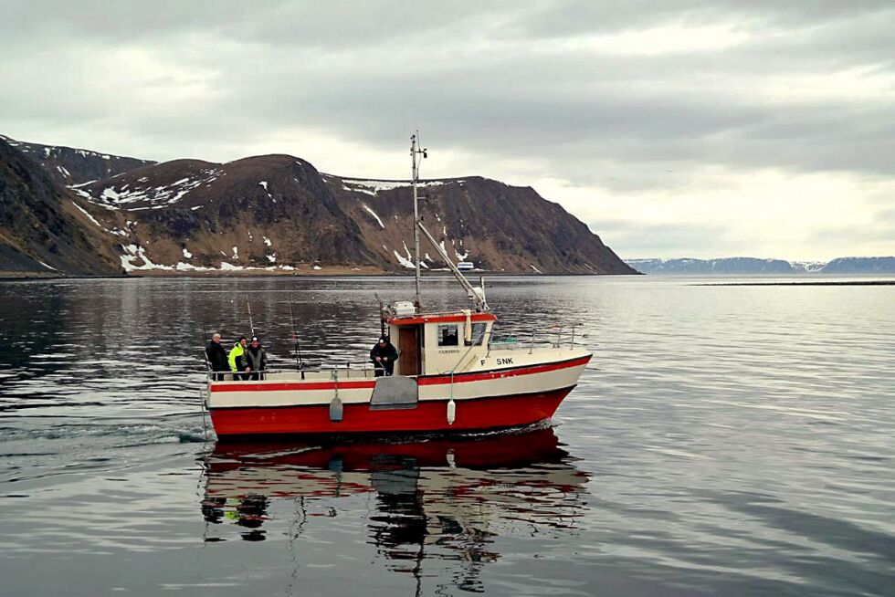 Det er idyll og blikkstille hav når denne båten går ut fra Sarnes med fisketurister. Men Piotr; som har drevet fiske med turister i området siden 2013, vet hvor fort været kan skifte. – Sikkerheten kommer alltid først når vi planlegger og utfører turene våre, sier han.
 Foto: Geir Johansen