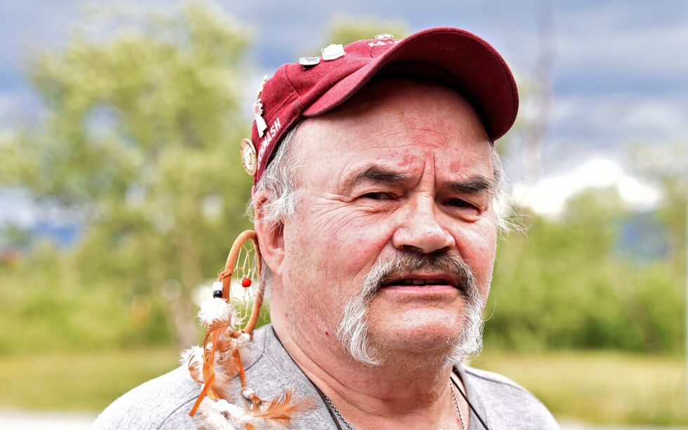 Iver Utsi kan fortelle at bamsefar selv tok nestenuykken med Utsis bil med stoisk ro: – Den ble ikke skremt. Den sto bare der i veikanten og så på meg, forteller Utsi.
 Foto: Bjørn Arne Johansen