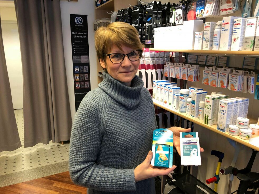Ellen Gamnes på Gohelse i Kirkenes mener bedre fotpleie er en av årsakene til at salgs av liktornplaster har gått ned over tid. Foto: Hallgeir Henriksen