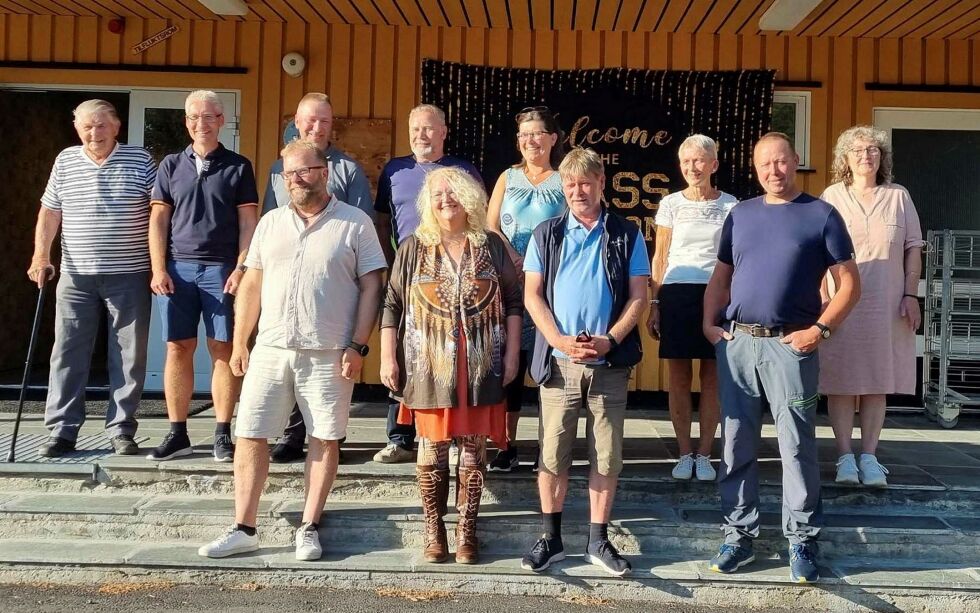 Bak fra venstre rektor Ragnar Dahl, Stein Aune, Frode Derås, Robert Guerra Randa, Karine Emanuelsen, lærer Sissel Jensen og Rita Susanne Utse. Foran fra venstre Øystein Guvåg, Aicha Anne-Lene Tharaldsen, Rolf Helge (Rolle) Olsen og Frank Henninen.
 Foto: Hill Haga