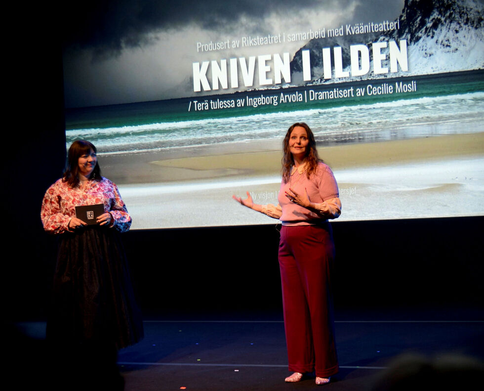 Kniven i ilden blir dramatisert av Cecilie Mosli (til høyre). Hun er veldig glad for å kunne gjøre dette arbeidet, og sier at teatersjef Wenche Viktorsdatter Paulsen (til venstre) er veldig flink til å få folk til å jobbe for seg. 
– Hun er motiverende og inspirerende å jobbe sammen med, sier Mosli.
 Foto: Sunniva Katrine Bornøy