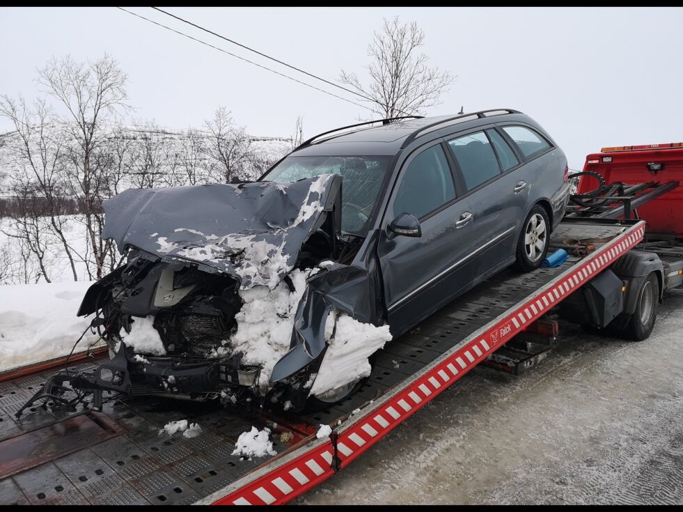 Personbilen, en Mercedes, har fått store skader i fronten etter å ha kollidert med en trailer.
 Foto: Erik Brenli