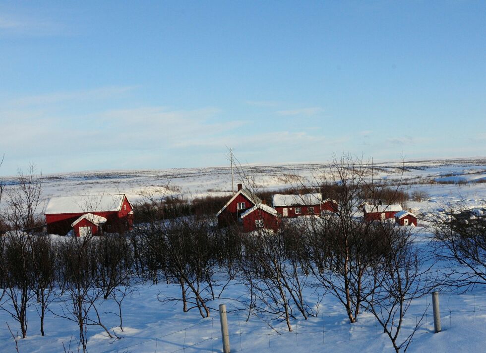 I minst 100 år har fa­mi­li­en Erik­sen/Eira hatt til­knyt­ning til de sen­tra­le del­er av Finn­marks­vid­da, som her på Mol­leš­joh­ka fjell­stue. Her rå­der Mar­git Erik­sen Op­gård i dag. Mens Finn­marks­kom­mi­sjon­en vil gi fa­mi­li­en ei­en­doms­rett til sine nær­ings­hyt­ter langs den sto­re inn­sjø­en, sier FeFo nei.
 Foto: STEIN TORGER SVALA