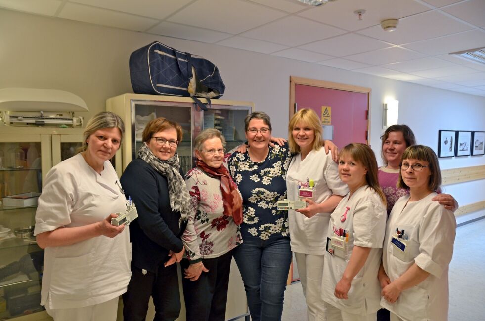 De to smertepumpene fra kreftfondet overleveres sykeavdelinga. Her ser vi Jorunn Kristine Johannessen, Kate Persen, Amalie Persen, Eva Larsen Lindbäck, Gølin Myrmel, Ine Beate Larsen, Silje Nicolaisen og Jennie Hansnes.
 Foto: Roger Albrigtsen