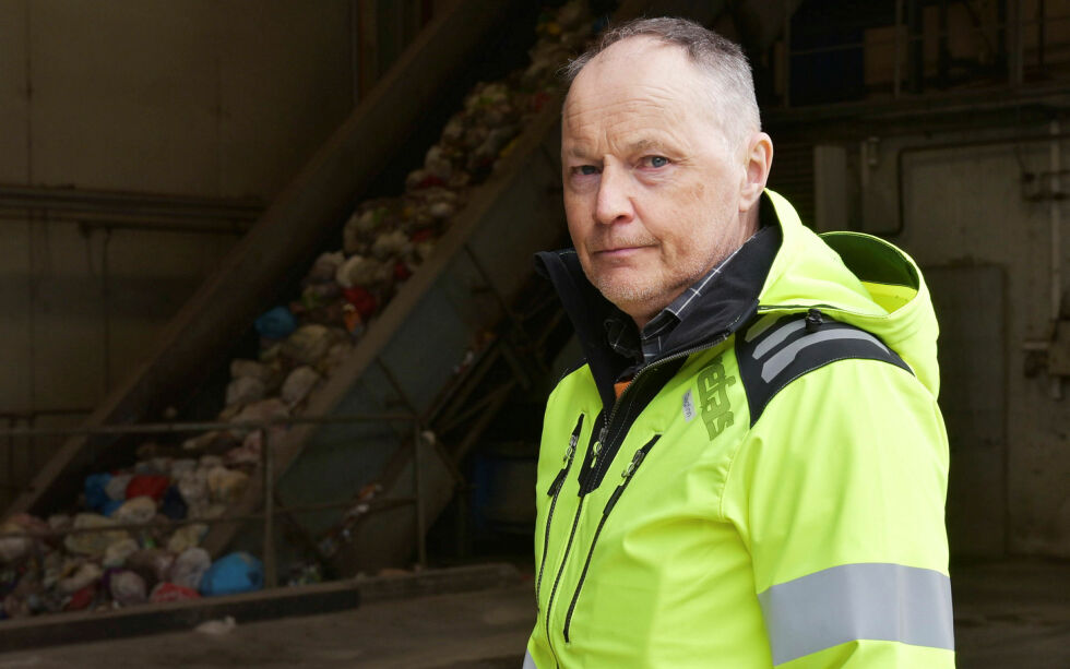 Batterier som blandes med annet avfall gir Dagfinn Nilsen og de andre ansatte på Vefas IKS hodebry. Brann har blitt en del av hverdagen, og Nilsen har ikke så stor tro på at det vil bli en endring.
 Foto: Irene Andersen