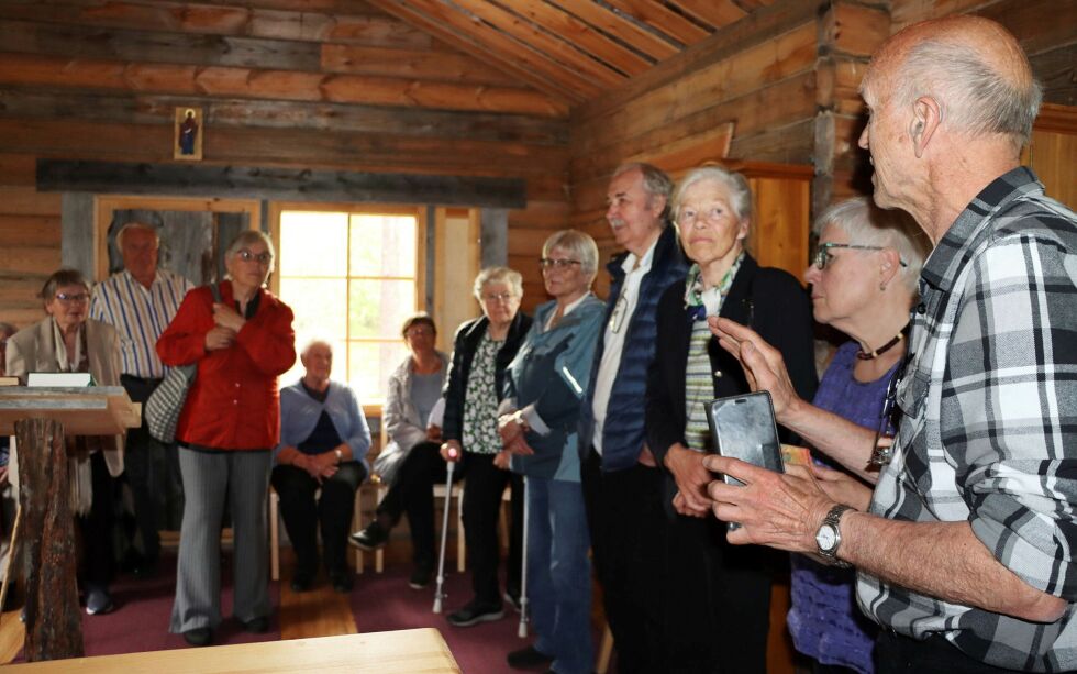 Medlemmer av Neiden kirkeforening inne i kirka.
 Foto: Mari-Ann Nilssen
