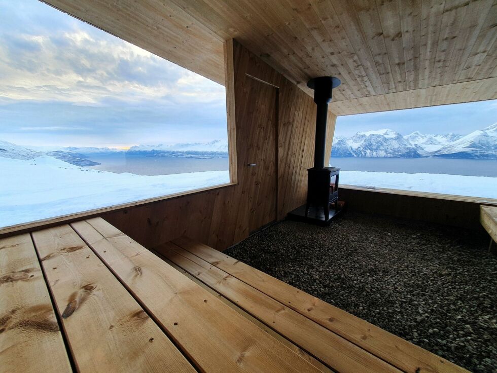 Dags­tur­hyt­ta i Kå­fjord i Troms. Det er Biotope Ar­ki­tek­ter som har teg­net hyt­ta.
 Foto: Finnmark friluftsråd