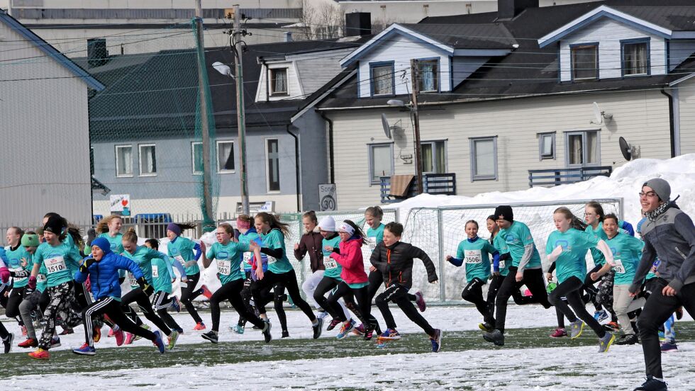 Det var ingenting å si på innsatsen til deltakerne i Tinestafetten i Kirkenes på tirsdag.
 Foto: Hallgeir Henriksen