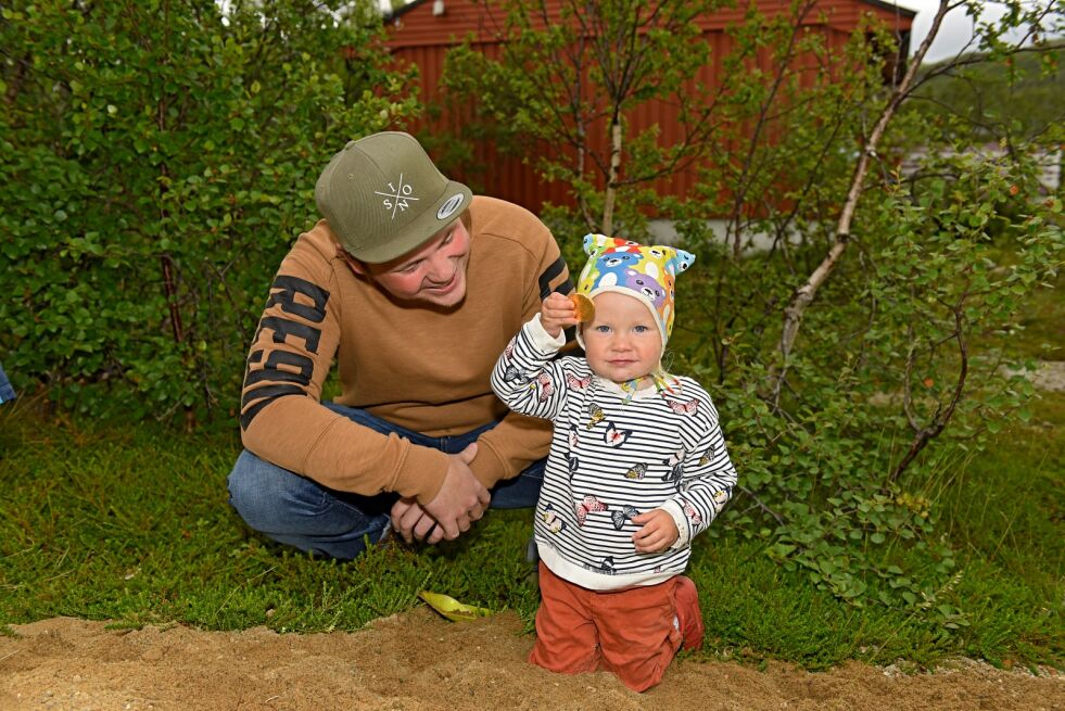Ingrid Sofie Nesbø ble med pappa Roar Nesbø på gullgraving under Kunesdagan lørdag. Og gullmynter, det fant hun!
 Foto: Marius Thorsen