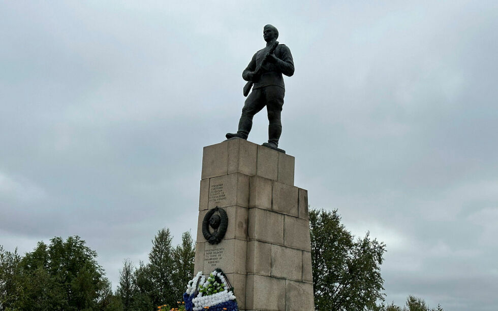 Siden 1952 har frigjøringsdagen 25. oktober i Kirkenes vært feira ved Frigjøringsmonumentet på Haganes. I år blir det kun kransenedleggelse av ordfører Mæland for å hedre innsatsen til Den Røde armé i oktober 1944.
 Foto: Hallgeir Henriksen