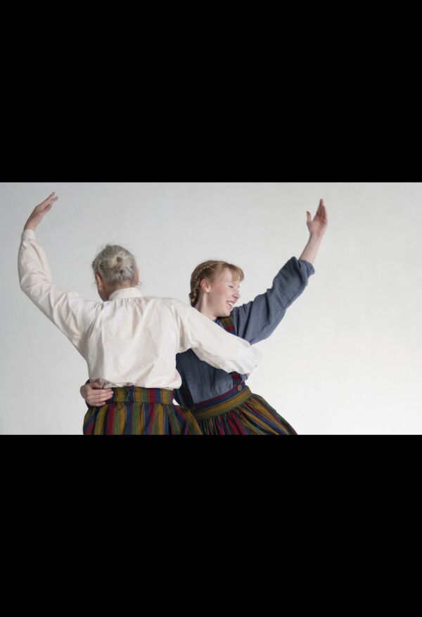 Presenterer kvensk-finsk danseforestilling