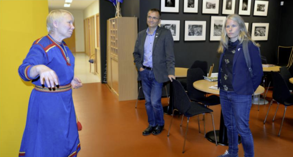 Daglig leder, Kjersti Myrnes Balto, viser Odd-Are Hansen og Kirsti Bergstø de nye kontorlokalene. 2. februar neste år blir det innflytting i nyrenoverte lokaler på gateplan, hvor det blir museum, språkavdeling, kulturarena med mer.
 Foto: Steinar Solaas