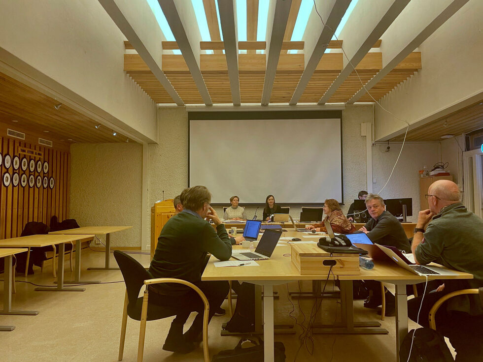 Fred Johnsen henviste til nyheten i Ságat og ville vite om det er noe Tana kan gjøre for å beholde sin kommunedirektør.
 Foto: Birgitte Wisur Olsen