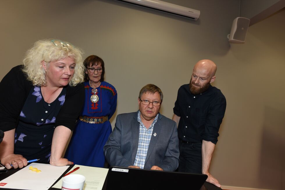 Forvirringen rundt hvem som stemte for hva i april gjør at Nussirs driftskonsesjon etter alt å dømme forsinkes med minimum seks måneder. Bente Haug og Máret Guhttor (avtroppende og påtroppende styreleder) flrsøker å løse floken sammen med direktør Jan Olli og jurist Håvard Aagesen. Tirsdag ettermiddag så det ut til at de ikke ville klare det, og at Nussir-saka må behandles på nytt.
 Foto: Lars Birger Persen