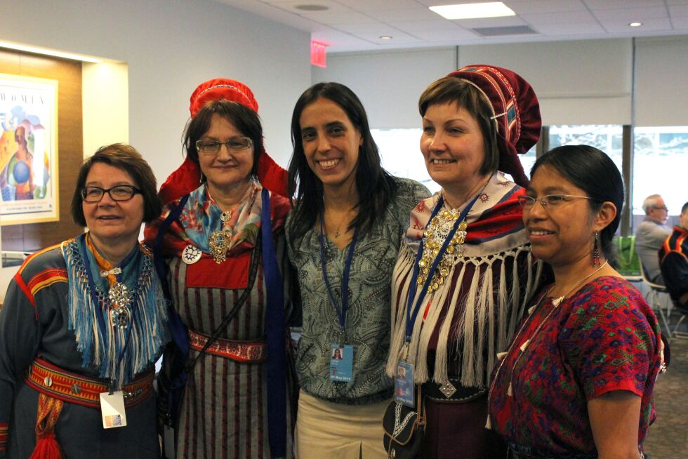 Møtet 21. april 2015 i New York: Fra venstre EllaCarin Blind og Gudrun E E Lindi, SNFs styre, videre IIWF/FIMIs representanter Mariana Lopez og Maria Manuela Sequira og mellom disse to: sametingspresident Aili Keskitalo.
 Foto: SNF