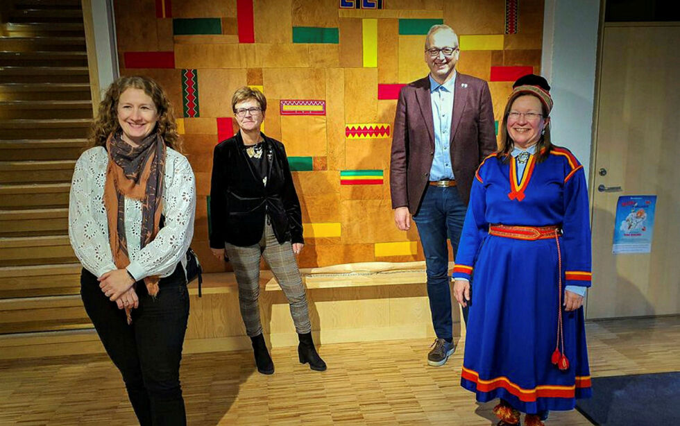 I 2020 tok Ap-ordførerne i Tjeldsund og Evenes, Helene Berg Nilsen og Terje Bartholsen (bak) med seg stortingsrepresentant Tuva Moflag (Ap) til Várdobáiki der de tok opp betydningen av SAMINOR i møte med Ann Ragnhild Broderstad, som er leder for Senter for samisk helseforskning, som gjennomfører SAMINOR-undersøkelsen.
– Vi har etter valget fulgt opp mot Cecilie Myrseth som ble vår helsepolitiske talsperson i denne perioden, forteller Bartholsen.
 Foto: Privat