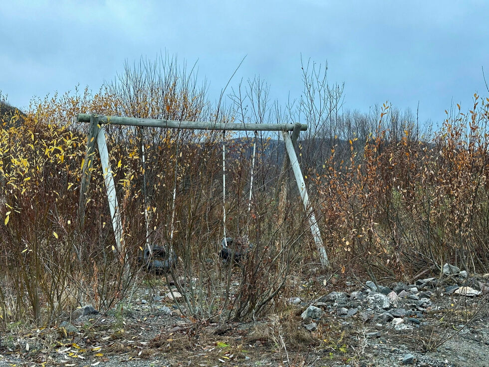 Dette dissestativet like ved branntomta overlevde nedbrenninga, men har tydeligvis ikke vært i bruk på mange år og fremstår som et heller trist syn.
 Foto: Hallgeir Henriksen