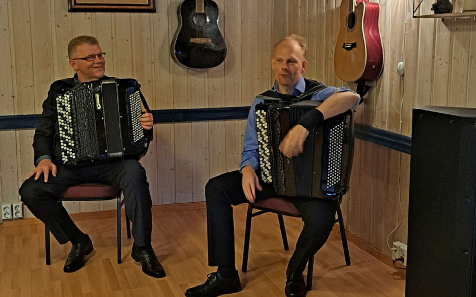 Trekkspillerne Håvard Svendsrud (til venstre) og Øivind Farmen imponerte de fremmøtte tilhørerne med et variert musikalsk repertoar.
 Foto: Liss Beth Gjertsen Nyby
