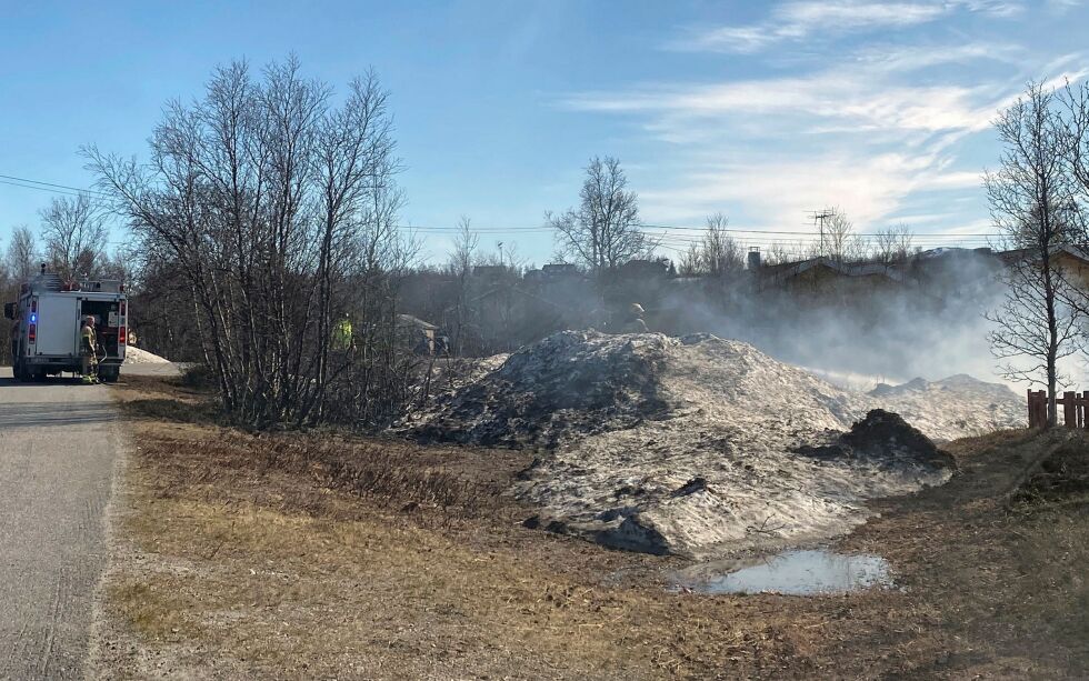 Tirsdag rykket brannvesenet ut til en bråtebrann i Lakselv. Foto: Marius Thorsen