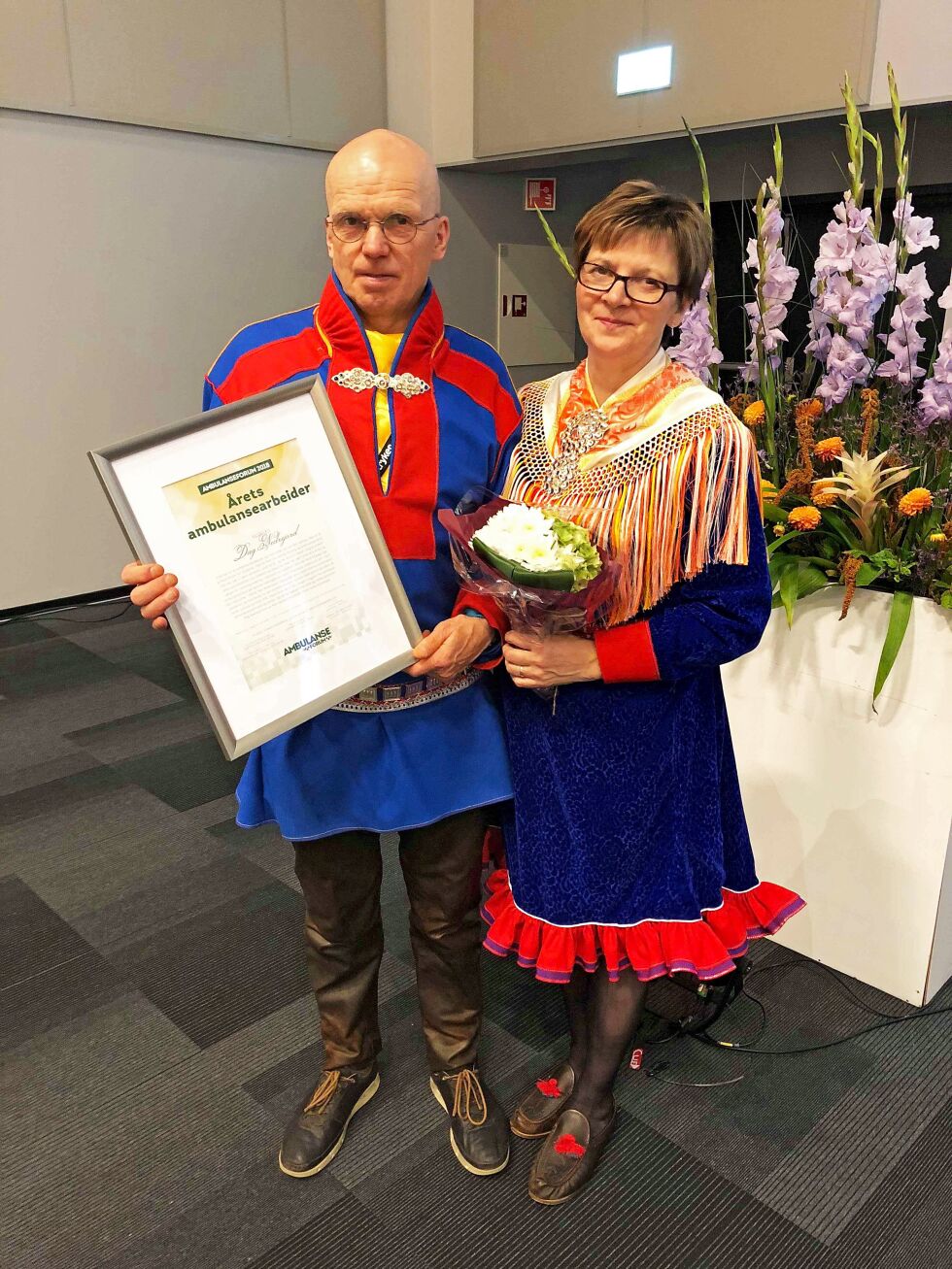 Her står Dag Nedrejord sammen med sin ektefelle Karen Berit Sara Nedrejord etter å ha mottatt prisen for Årets ambulansearbeider.
 Foto: Trine Flage