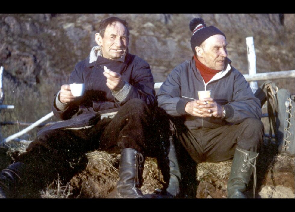 Isak Hirsti («Stor-Isak», 1896-1984) t.v. og Isak Ballari (1910-1988) på elvemælen i Birkestrand under drivgarnsfisket i 1975.
 Foto: Privat