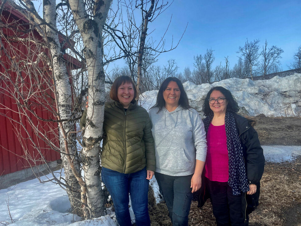 Line Pettersen, Kristin Labahå Pedersen og Jorunn Rajala Andersen forteller at retrocrossen egentlig skulle være en engangsgreie, men stor entusiasme gjør at det blir arrangement i år også.
 Foto: Birgitte Wisur Olsen
