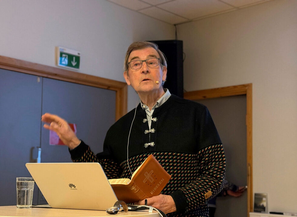 Professor emeritus Einar Niemi startet sitt foredrag med en dramatisk fortelling fra Bibelen og Dommernes bok, der dialekten avslørte at et folkeslag ikke var hva de utga seg for, og 42.000 menn ble henrettet.
 Foto: Hallgeir Henriksen