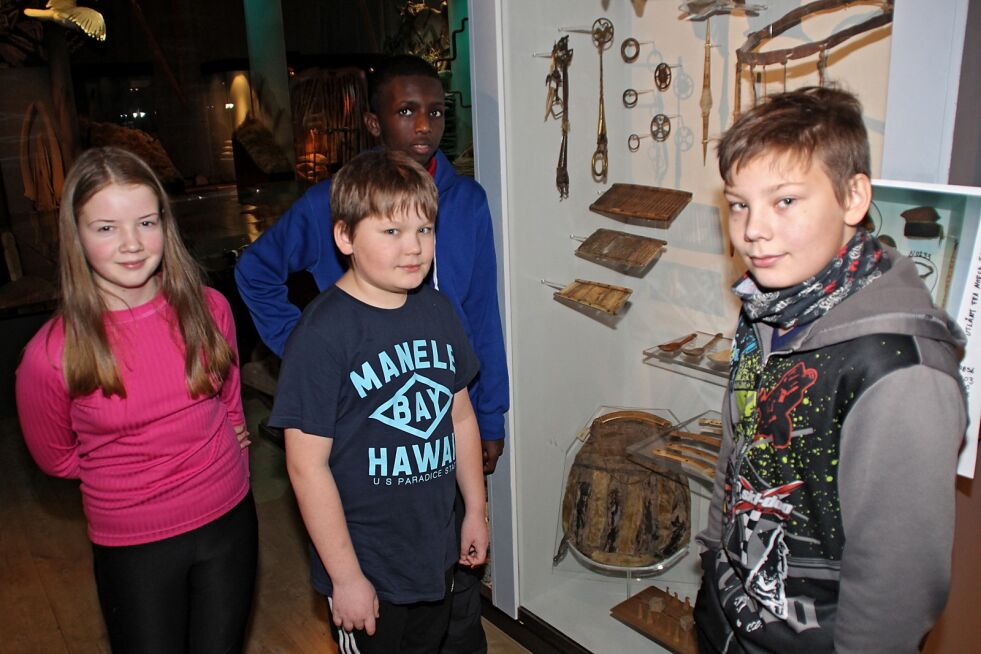 Anna Kaisa Jernsletten (fra venstre), Tom Kristian Henriksen, Muhammed Idris og Johan Ànde Margit fant mange spennende gjenstander som museet har på lån fra Norsk Folkemuseum, og som de kanskje kan få i eget eie.
 Foto: Torbjørn Ittelin