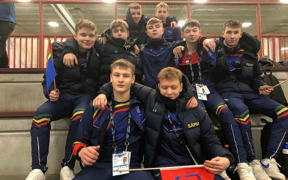 Team Sápmis gutter gikk nylig helt til topps i futsalturneringen under Arctic Winter Games i Canada. Nå skal de fleste av disse guttene, i tillegg til jentene, møtes på Bardufoss til en uttakssamling foran kommende oppgaver på fotballbanen.
 Foto: Morten Store Jakola