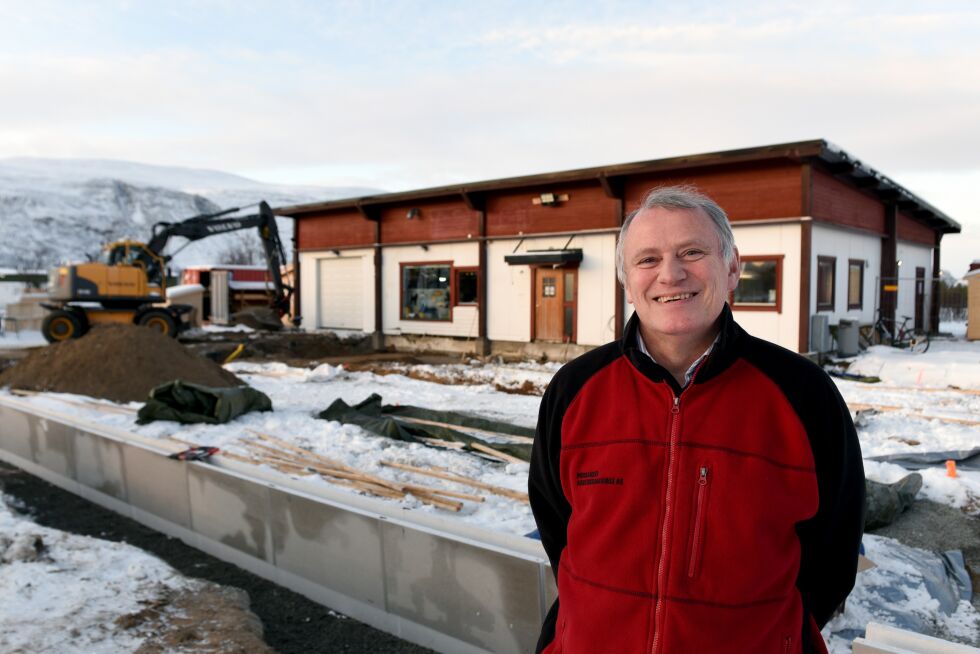 Porsanger Arbeidssamvirke holder fortsatt åpent, selv om det nå er byggeplass der kundeinngangen tidligere var. – Vi har vært nødt til å flytte kundeinngangen til siden av bygget, og vil holde åpent inntil vi selv må ut midlertidig, sier han.
 Foto: Marius Thorsen
