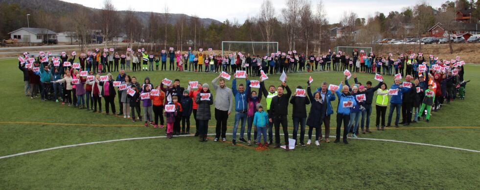Befolkninga på Tysfjords vestside støtter den nye grensa som regjeringa har besluttet. Med hjerte som symbol valgte man i markeringene torsdag å gjøre støtten personlig til kommunal- og moderniseringsminister Monica Mæland (H). Over 200 personer dannet et hjerte; seansen ble filmet og publisert på ministerens facebookside.
 Foto: Privat