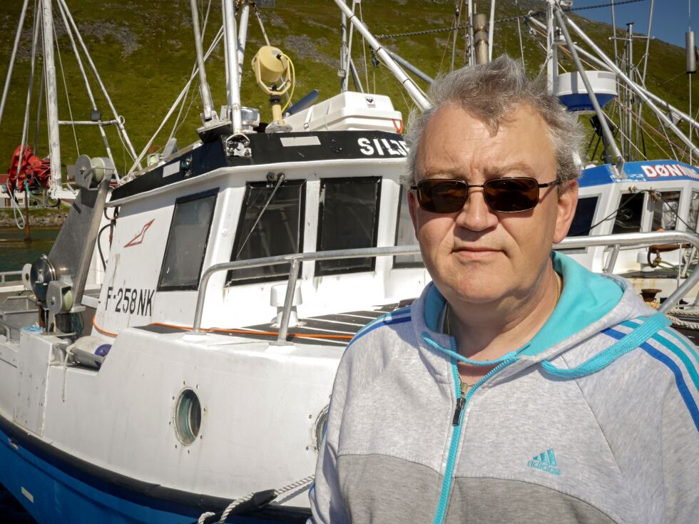 Leif Figenschau har bodd i Skarsvåg hele sitt liv. Her er han ved siden av sjarken sin. Han er glad for at det nå later til å være en positiv ny giv i verdens nordligste fiskevær.
 Foto: Geir Johansen