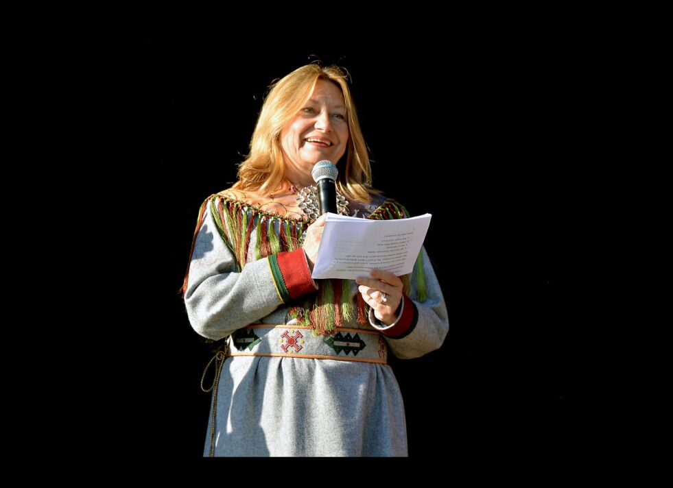 Anne Karin Olli (H) forteller hvilke kommuner som får penger. (Foto: Steinar Solaas)