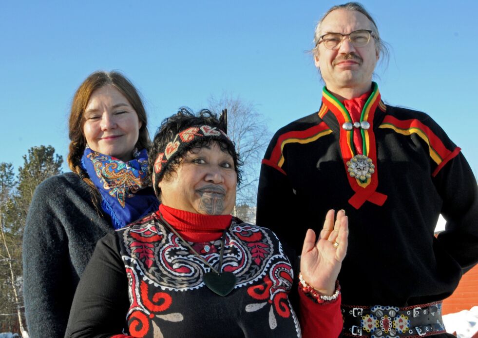 Maoriprinsesse Erena Rangimarie Rere Omaki Rhöse kjemper sammen med noaide Ronald Kvernmo og sjamanrådets sekretær, Hege Dalen for Isogaisa-festivalens verdslige behov.
 Foto: Stein Torger Svala