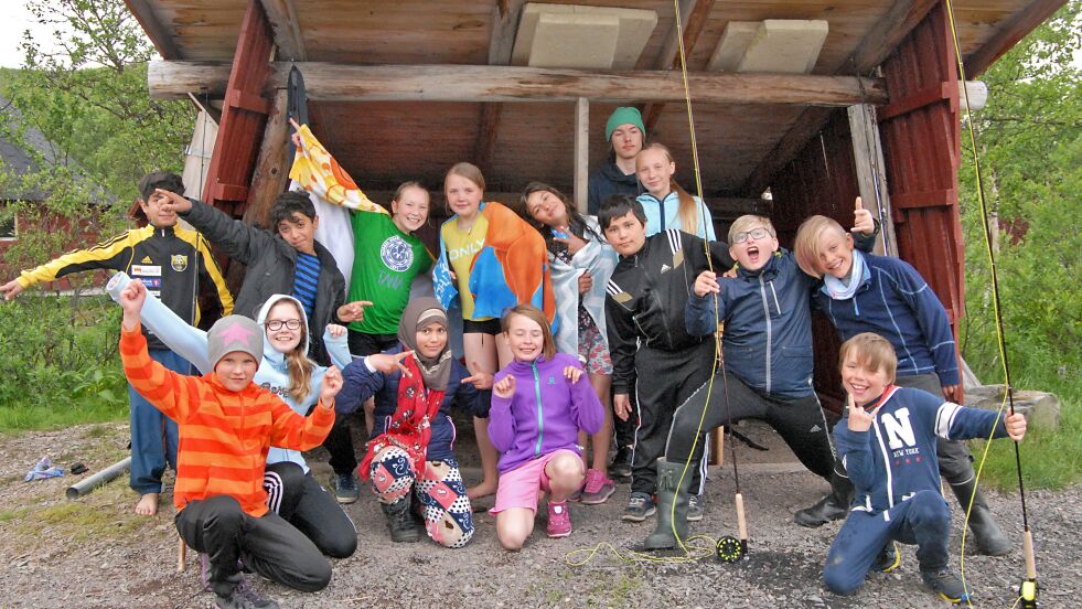 En hærlig gjeng av de som var på villmarkscamp i Tana 2017. Fra venstre Khalil, Marita, Vilde, Leila, Nils Mattis, Ronja, Tobias, Tord Brede, Emil, Sofia, Emma, Mays og Hallbjørg.
 Foto: Guro Saniola Bjerk