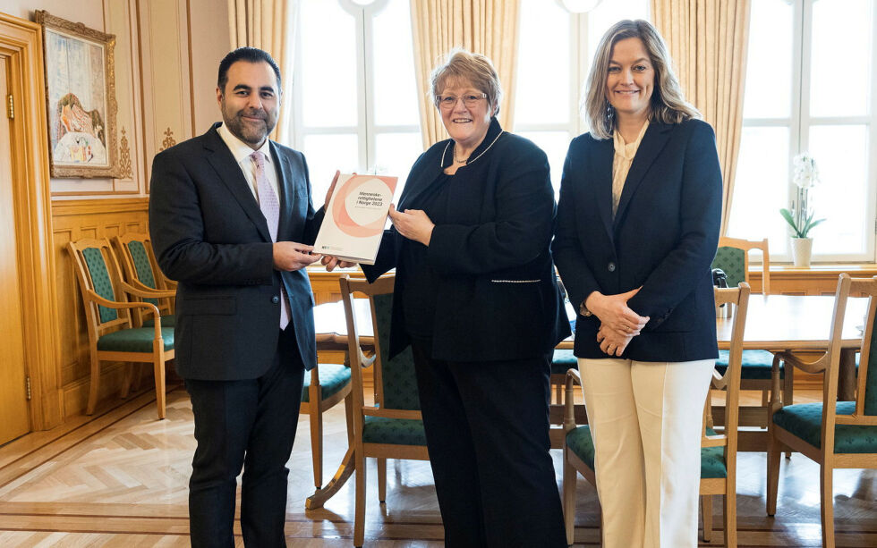 Styreleder Trine Skei Grande og direktør Adele Matheson Mestad i Norges institusjon for menneskerettigheter (NIM) overrekker NIMs årsmelding til stortingspresident Masud Gharahkhani.
 Foto: Peter Mydske/Stortinget