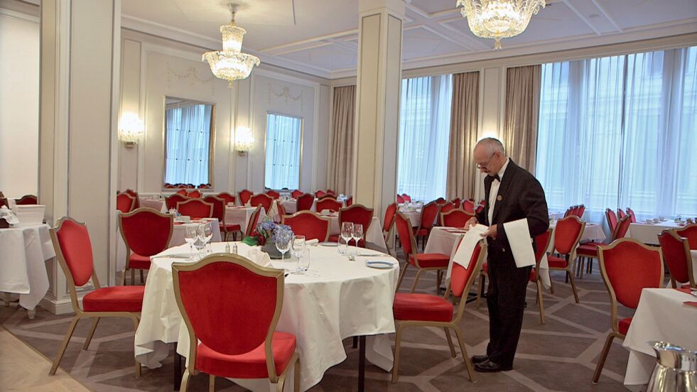Einar Benjaminsen jobber i Speilsalen på Grand Hotel i Oslo, men i feriene gjør han noe helt annet.
 Foto: Siivet
