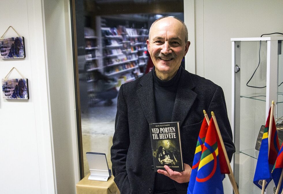 Rune Blix Hagen har fordypet seg i alt som finnes av kilder fra hekseprosessene i nord. Her holder han boken han har skrevet om temaet.
 Foto: June  Helén Bjørnback