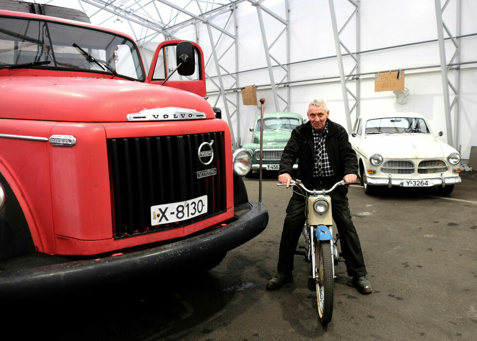 Asbjørn Pleym ved siden av vardøværingen Jan Henrik Daugaards 1965 modell Volvo L 385 Viking. I bakgrunn Pleyms 1962 Volvo PV og 1964 modell Volvo Amazon som han har overdratt til Øst-Finnmark Motorhistoriske klubb.
Foto: Bjørn Hildonen